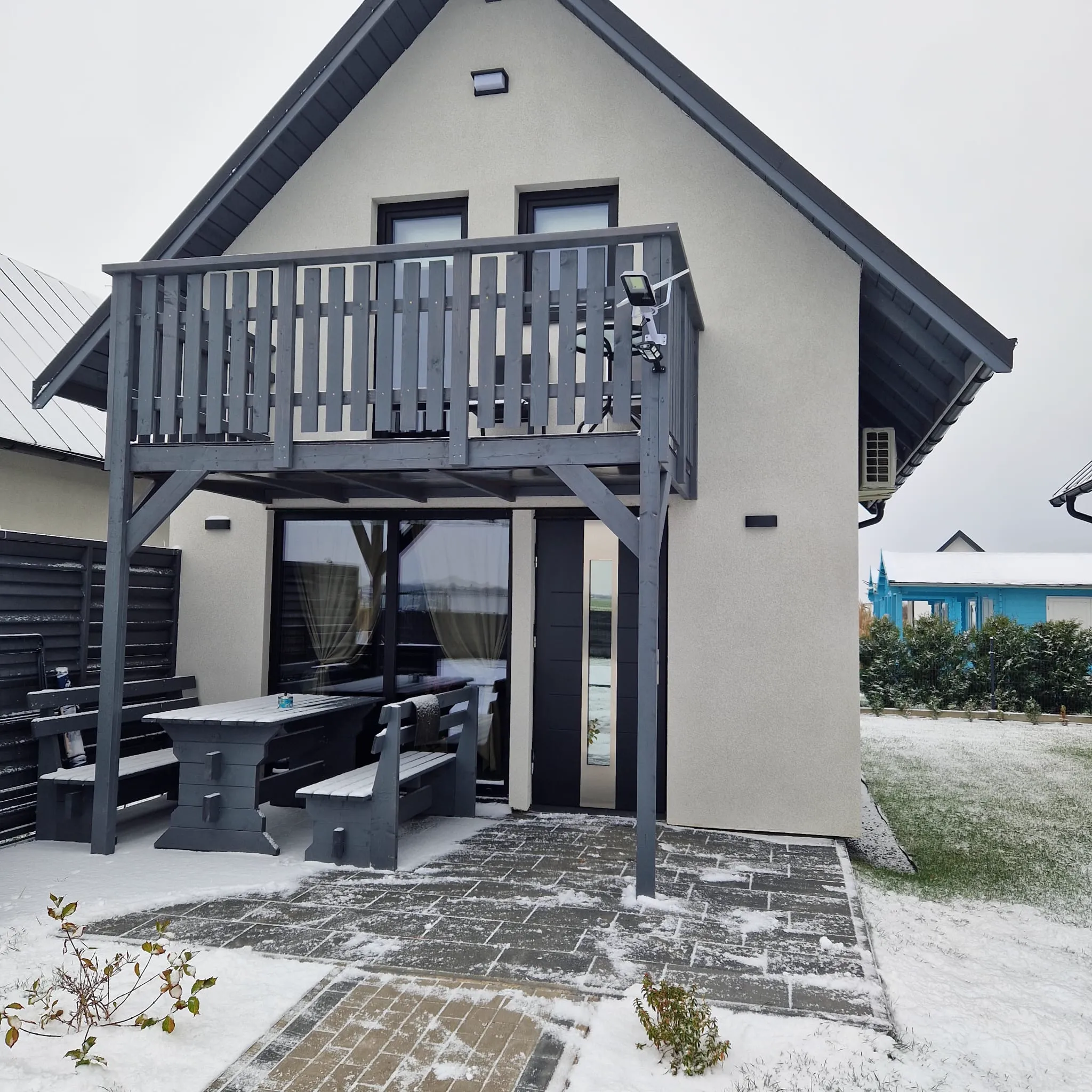 Domek zielony z zewnątrz