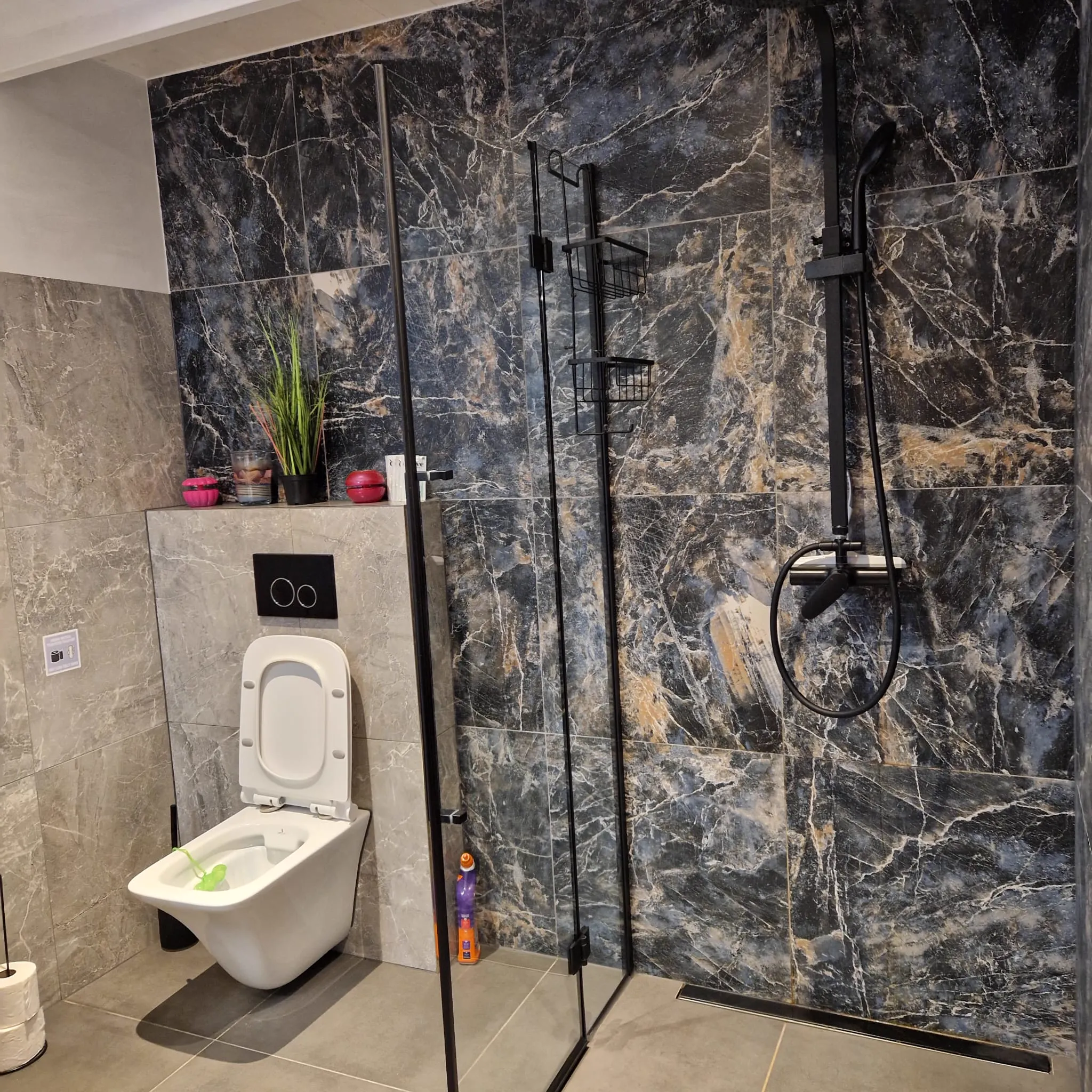 Prysznic w niebieskim domku