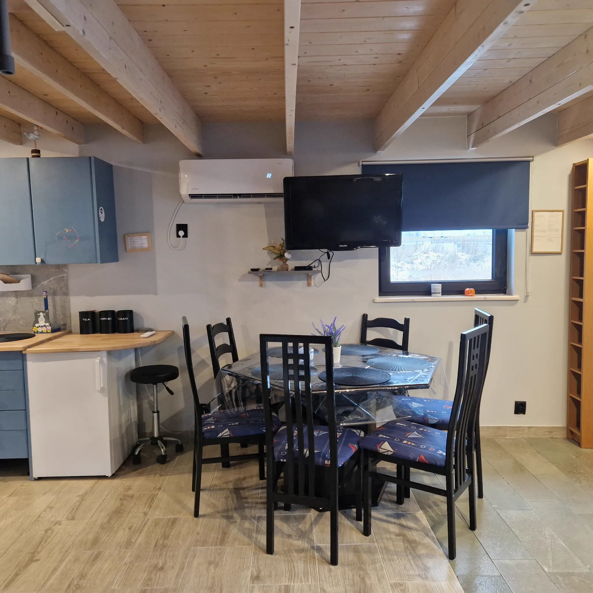 Salon w niebieskim domku