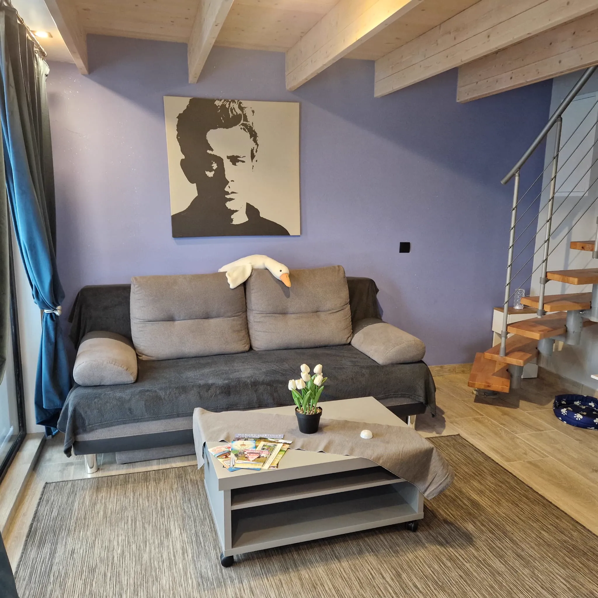 Niebieska sofa w salonie