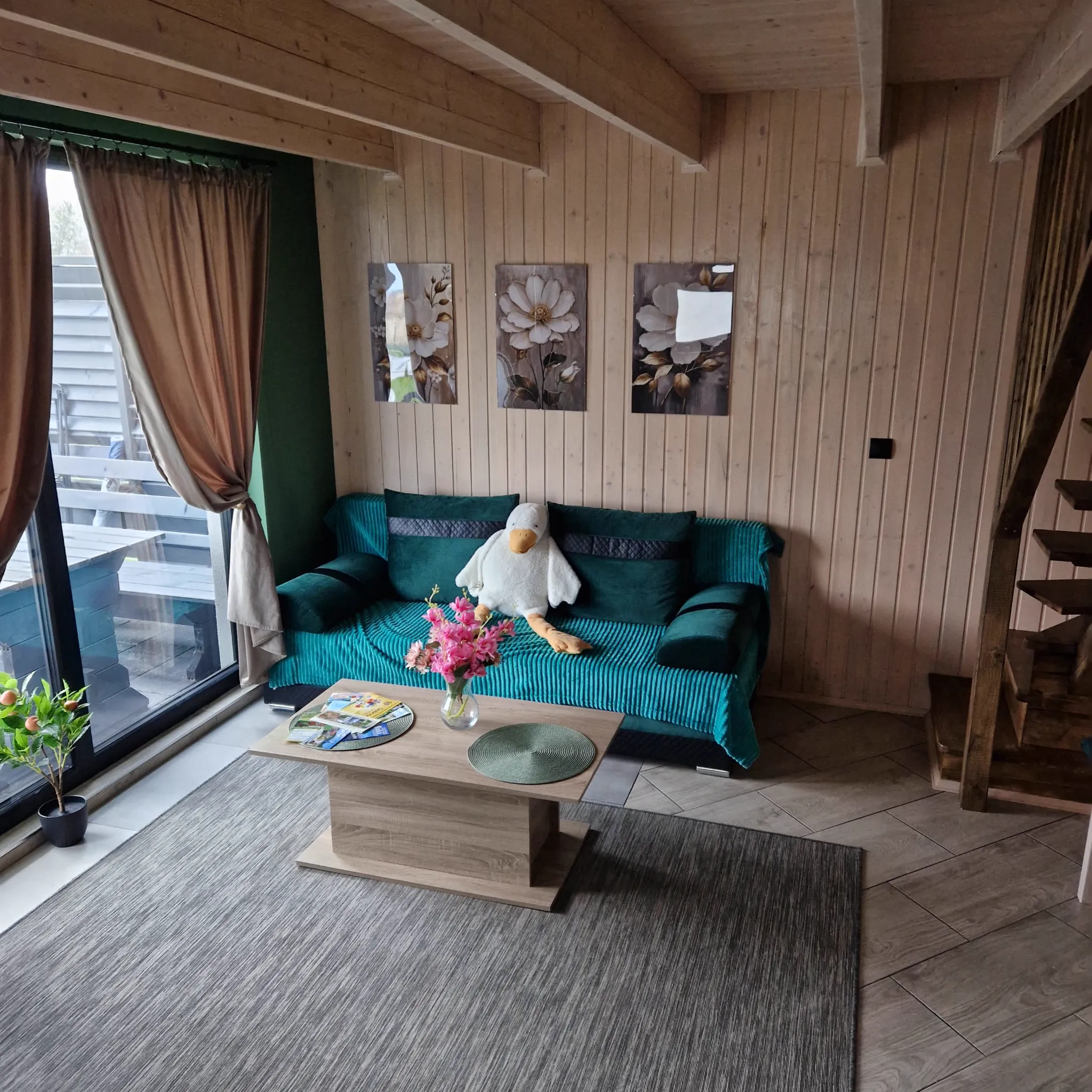 Zielona sofa w salonie