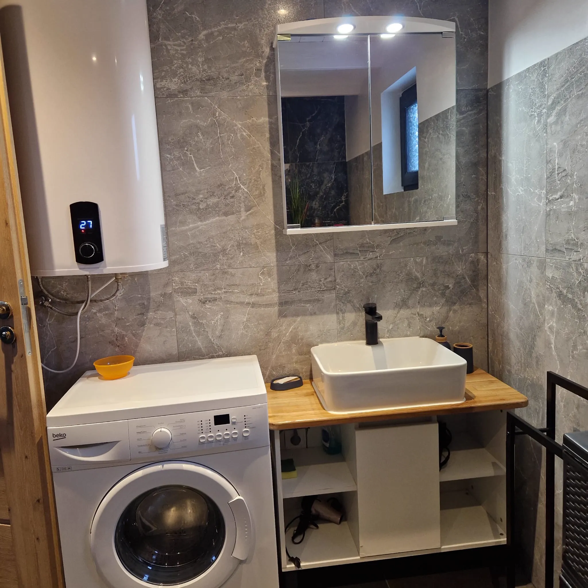 Umywalka w niebieskim domku