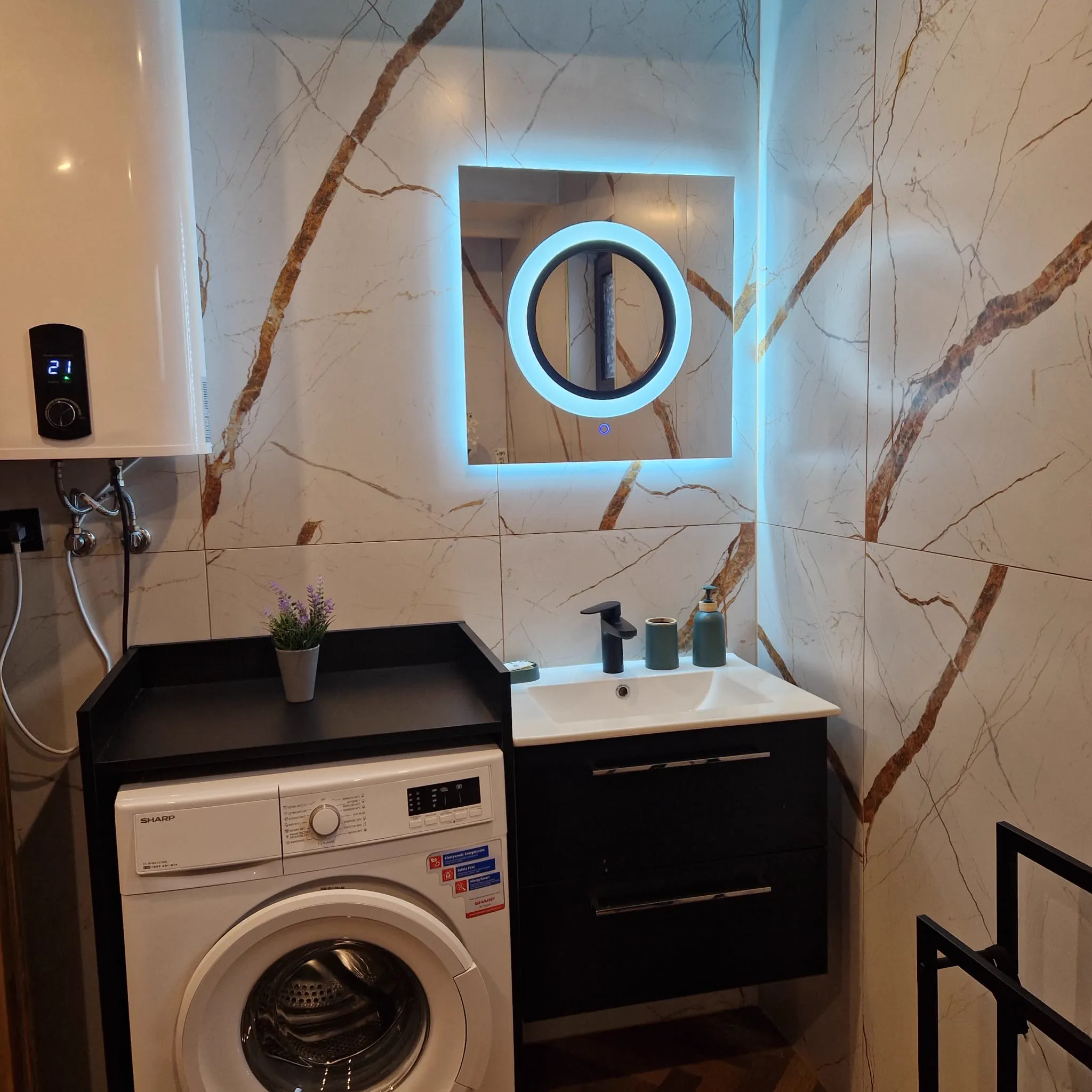 Umywalka w zielonym domku